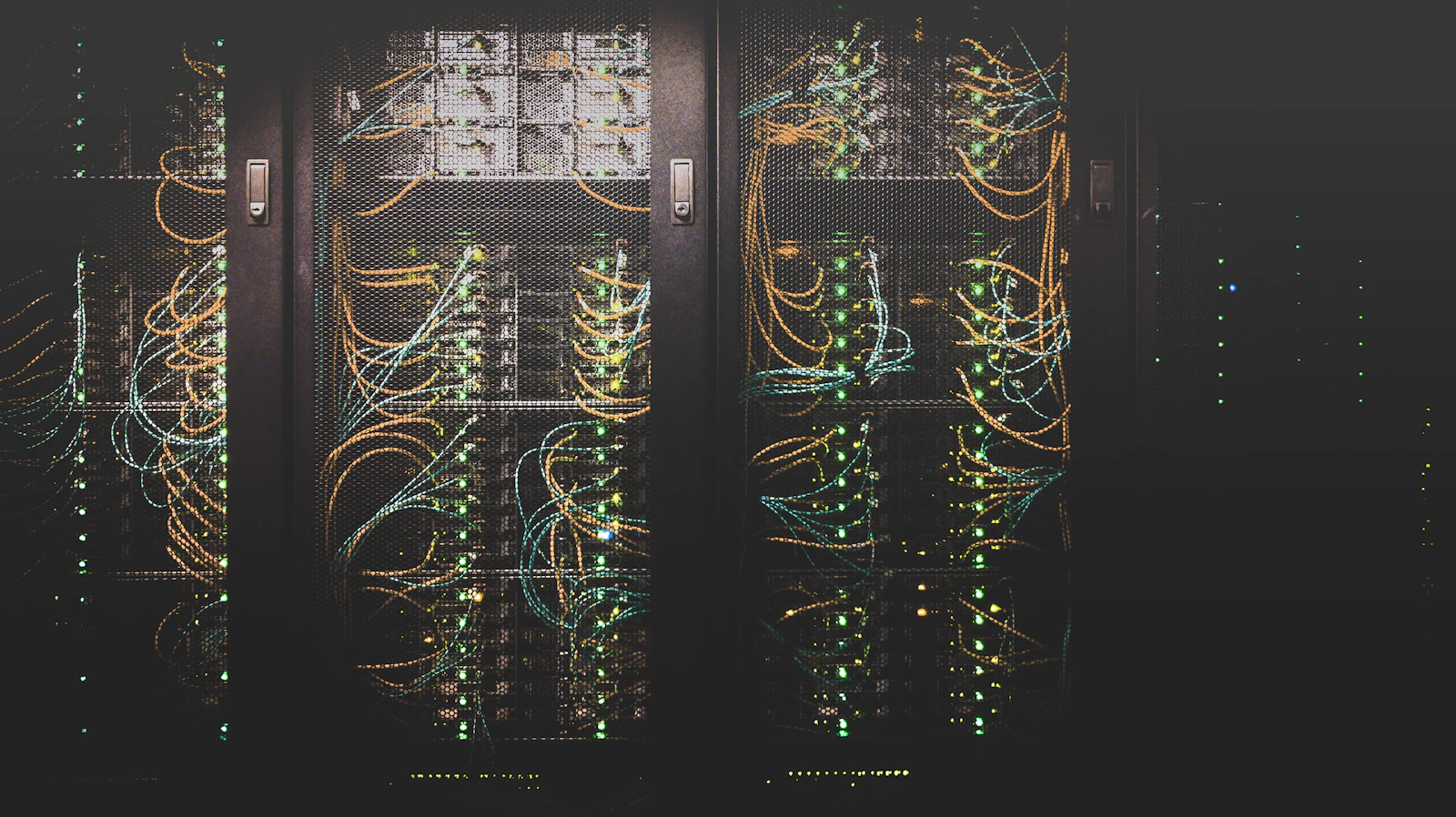 Racks de servidores em data center iluminado por painéis azuis