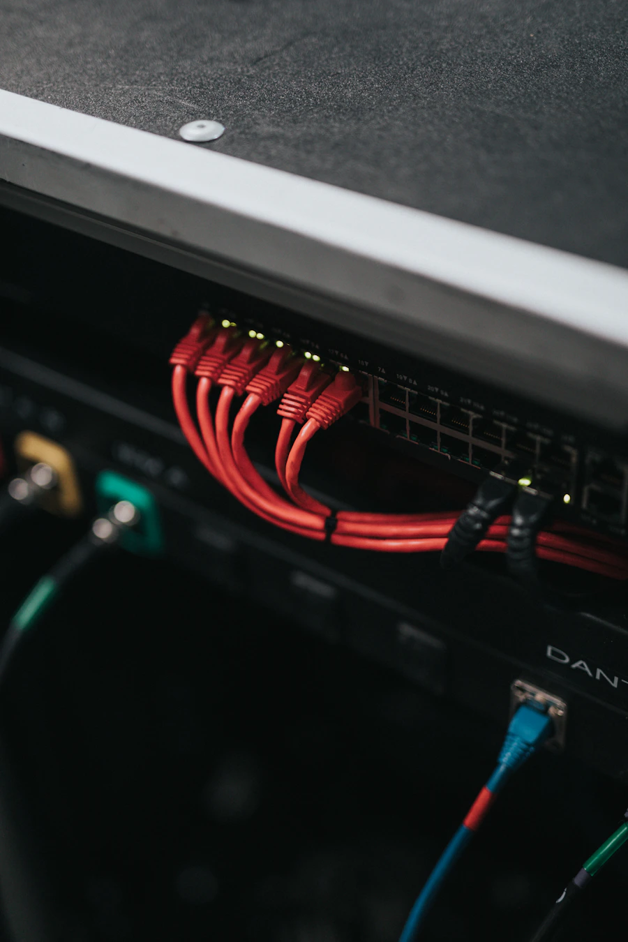 Servidores em corredor de data center com iluminação difusa